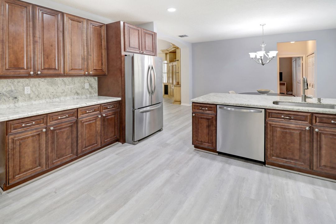 合同活跃: $899,999 (4 贝兹, 3 浴室, 2346 平方英尺)