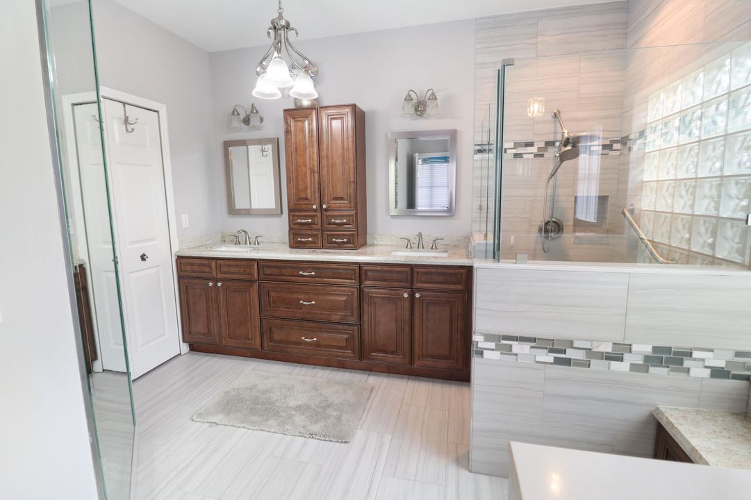 合同活跃: $899,999 (4 贝兹, 3 浴室, 2346 平方英尺)