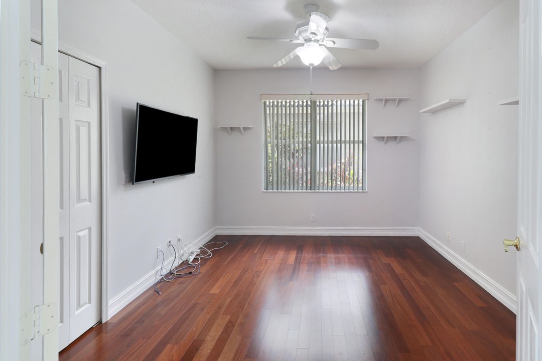 合同活跃: $899,999 (4 贝兹, 3 浴室, 2346 平方英尺)