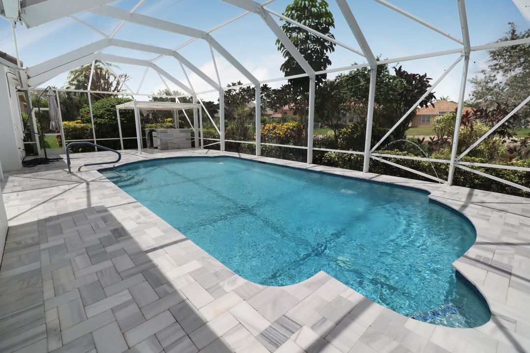 合同活跃: $899,999 (4 贝兹, 3 浴室, 2346 平方英尺)