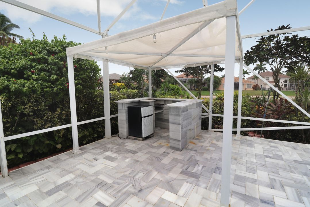 合同活跃: $899,999 (4 贝兹, 3 浴室, 2346 平方英尺)