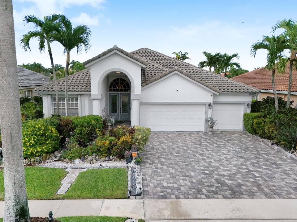 合同活跃: $899,999 (4 贝兹, 3 浴室, 2346 平方英尺)