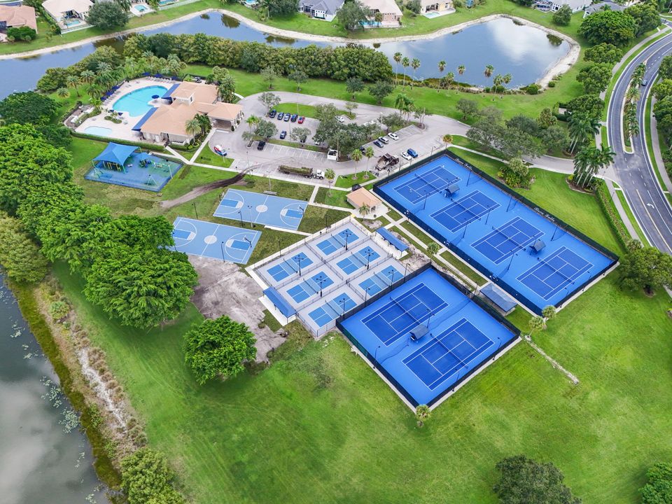 合同活跃: $899,999 (4 贝兹, 3 浴室, 2346 平方英尺)