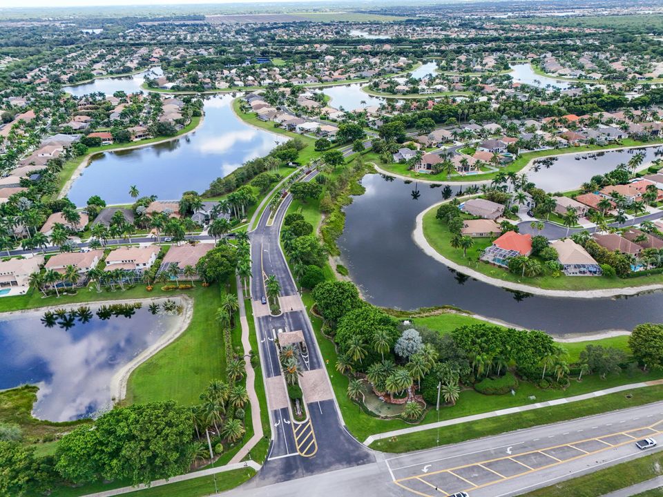 合同活跃: $899,999 (4 贝兹, 3 浴室, 2346 平方英尺)