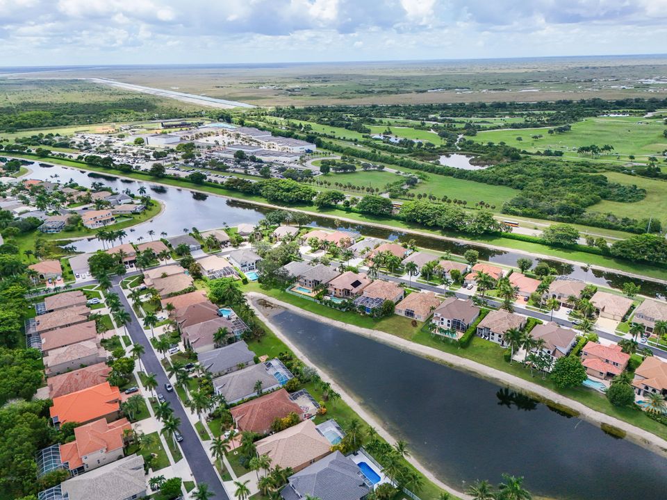 合同活跃: $899,999 (4 贝兹, 3 浴室, 2346 平方英尺)