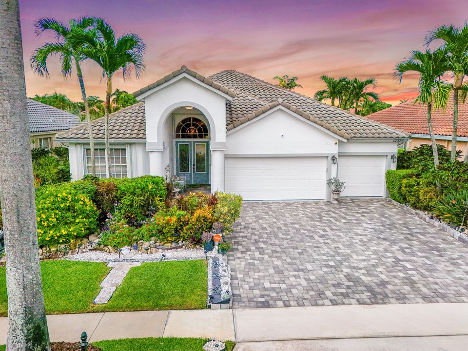 合同活跃: $899,999 (4 贝兹, 3 浴室, 2346 平方英尺)