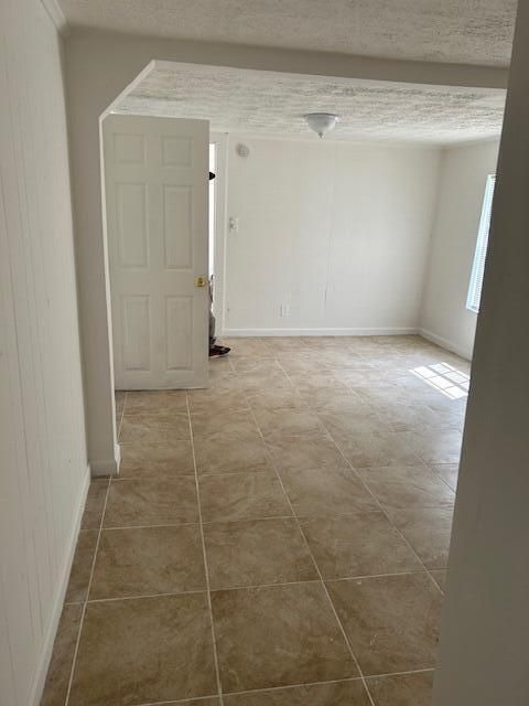 待售: $129,999 (4 贝兹, 2 浴室, 912 平方英尺)