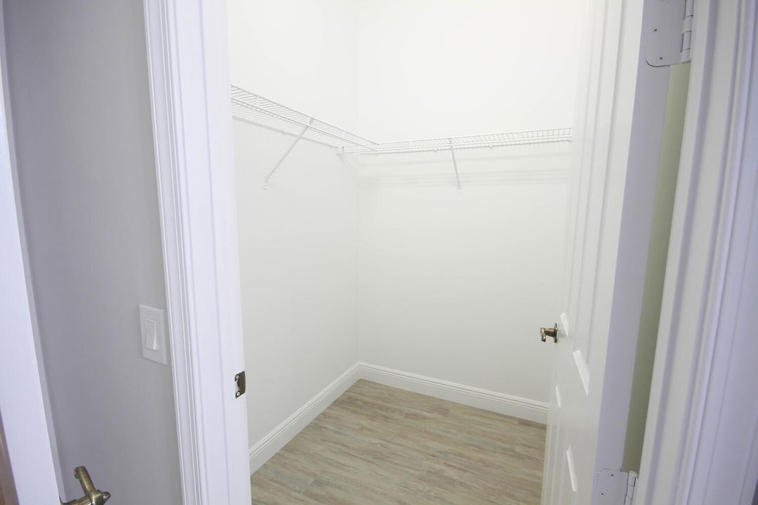 合同活跃: $5,250 (5 贝兹, 4 浴室, 3958 平方英尺)