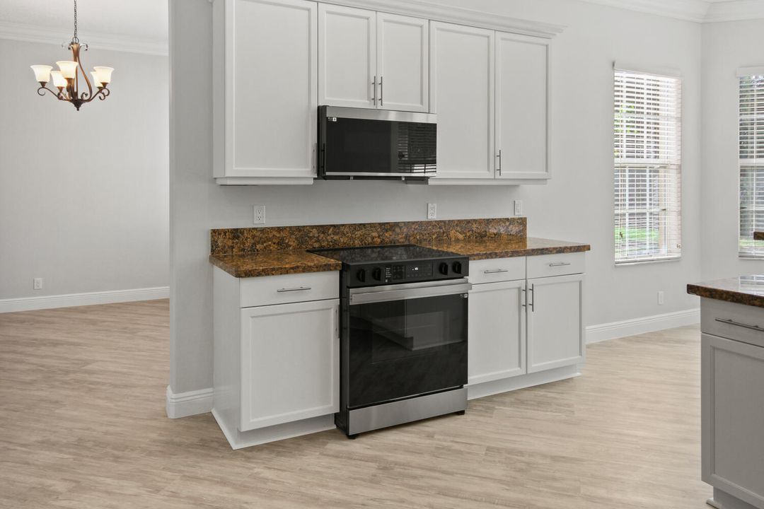 合同活跃: $5,250 (5 贝兹, 4 浴室, 3958 平方英尺)