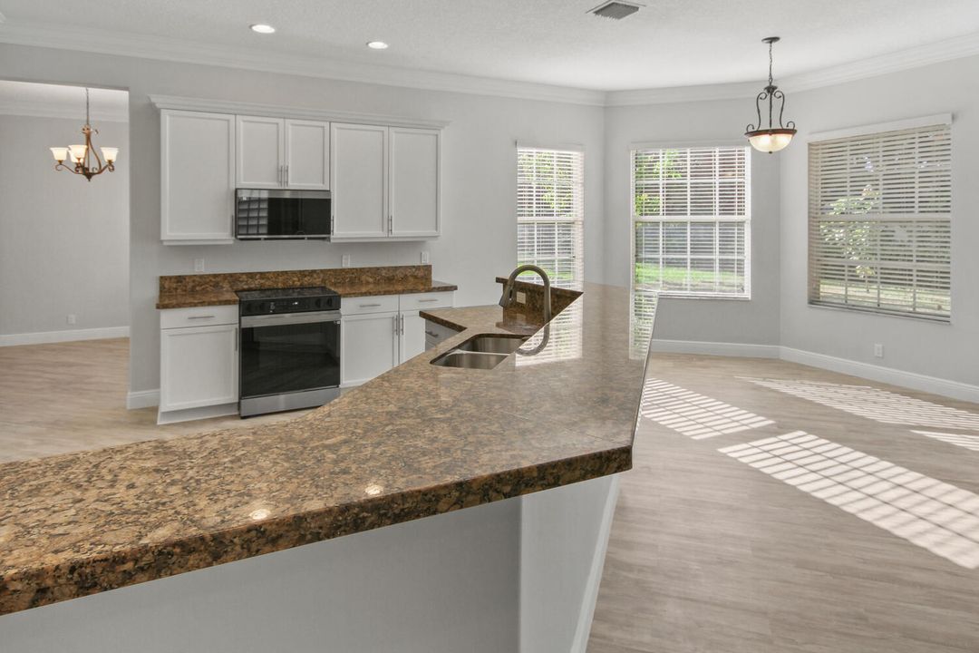 合同活跃: $5,250 (5 贝兹, 4 浴室, 3958 平方英尺)