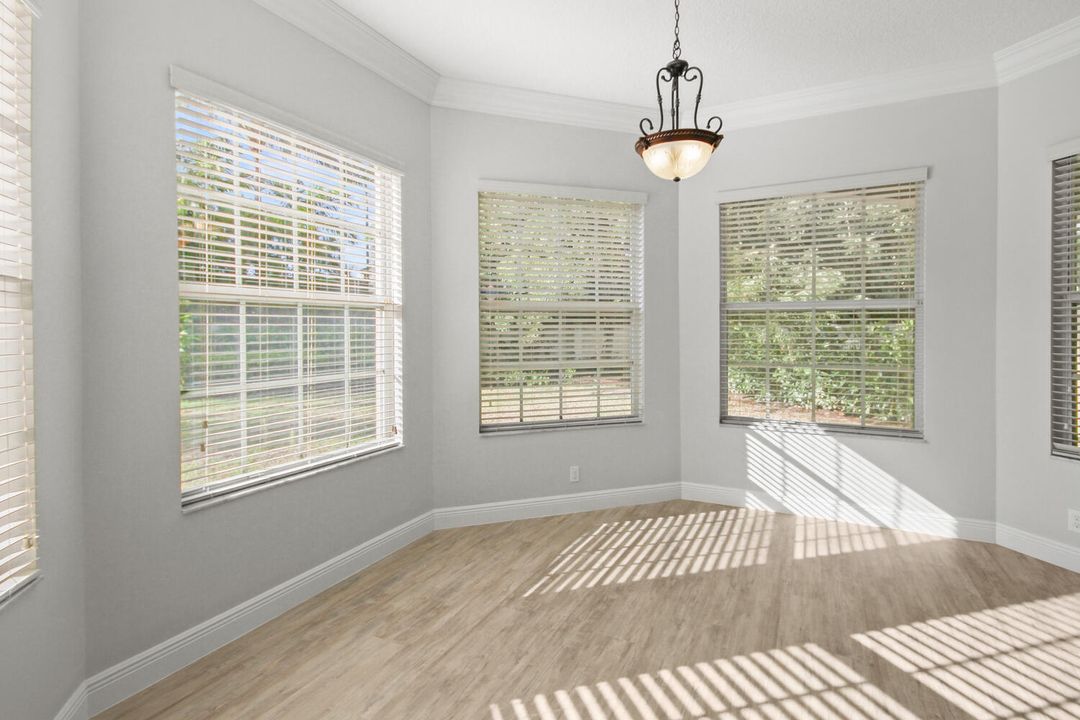 合同活跃: $5,250 (5 贝兹, 4 浴室, 3958 平方英尺)