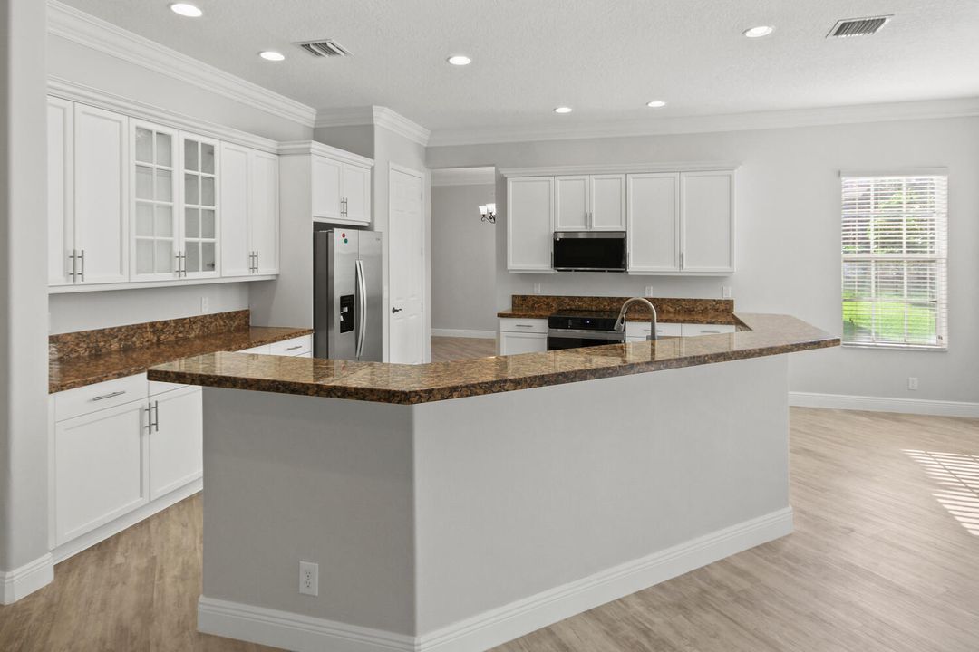 合同活跃: $5,250 (5 贝兹, 4 浴室, 3958 平方英尺)