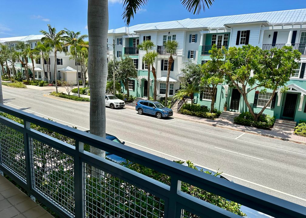 Active With Contract: $4,250 (1 beds, 1 baths, 1018 Square Feet)