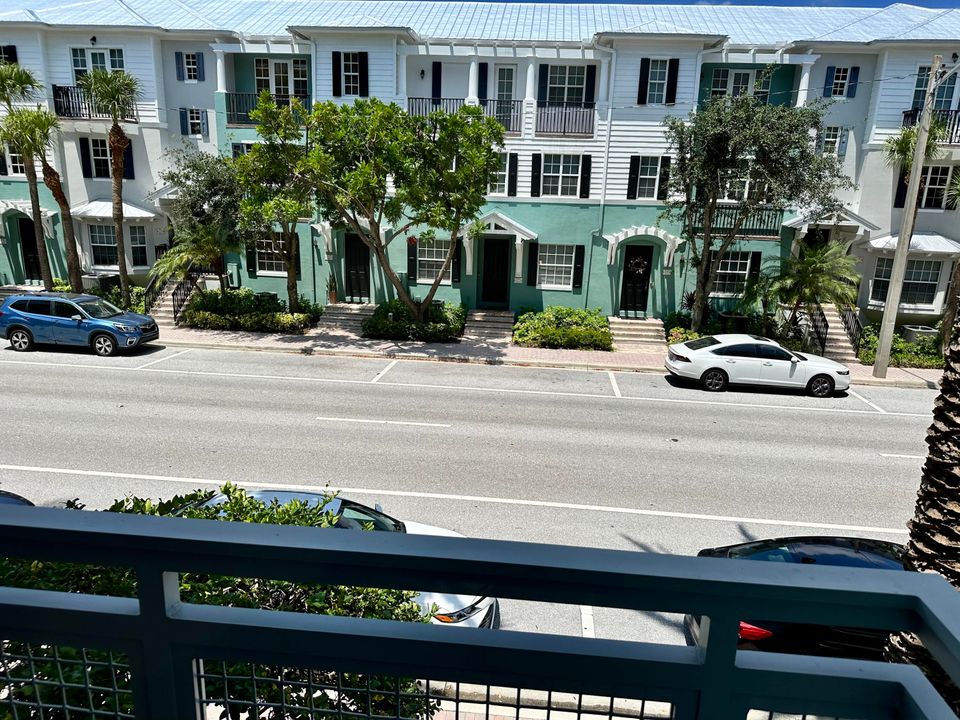 Active With Contract: $4,250 (1 beds, 1 baths, 1018 Square Feet)