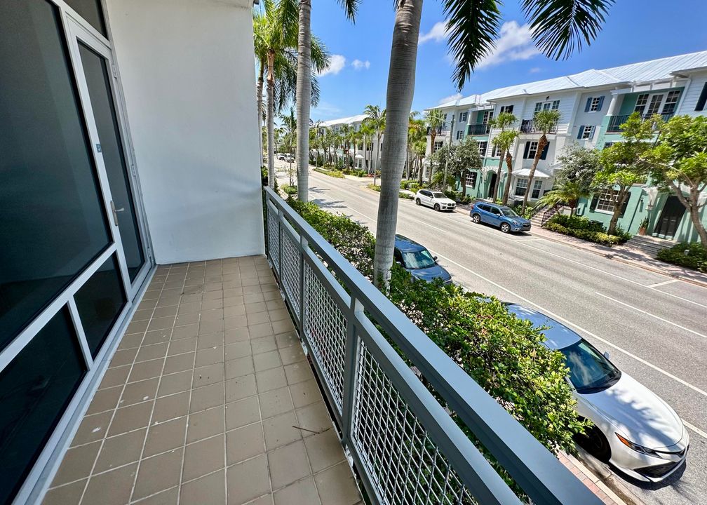 Active With Contract: $4,250 (1 beds, 1 baths, 1018 Square Feet)