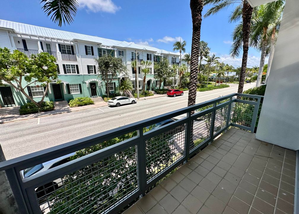 Active With Contract: $4,250 (1 beds, 1 baths, 1018 Square Feet)