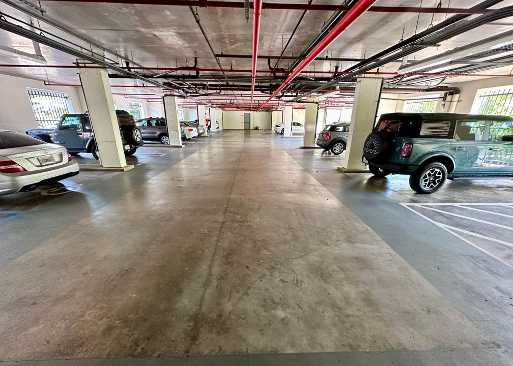 Active With Contract: $4,250 (1 beds, 1 baths, 1018 Square Feet)