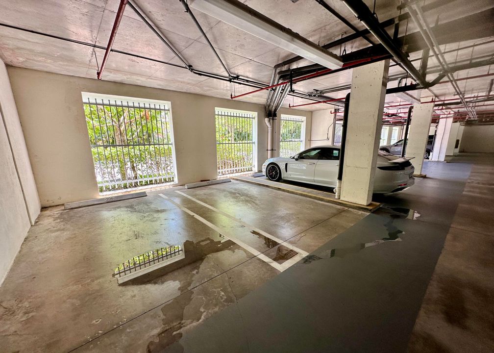 Active With Contract: $4,250 (1 beds, 1 baths, 1018 Square Feet)