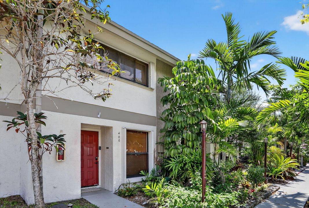 Active With Contract: $279,000 (2 beds, 1 baths, 978 Square Feet)