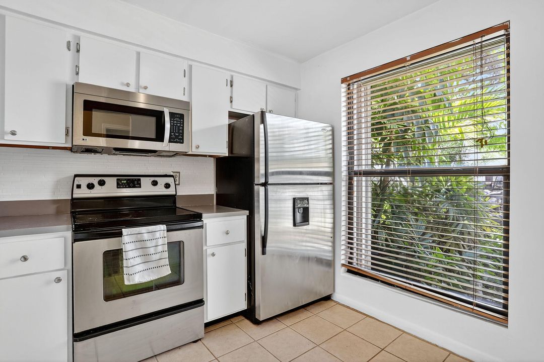 Active With Contract: $279,000 (2 beds, 1 baths, 978 Square Feet)