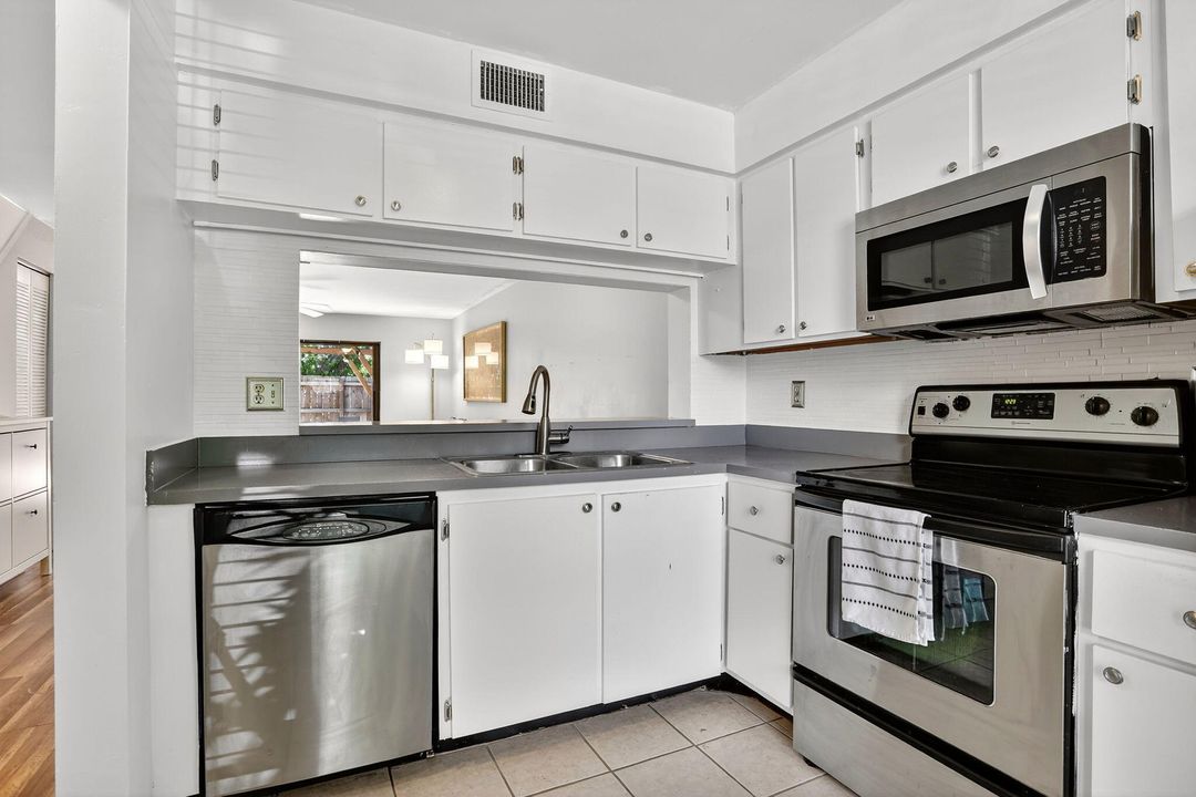 Active With Contract: $279,000 (2 beds, 1 baths, 978 Square Feet)