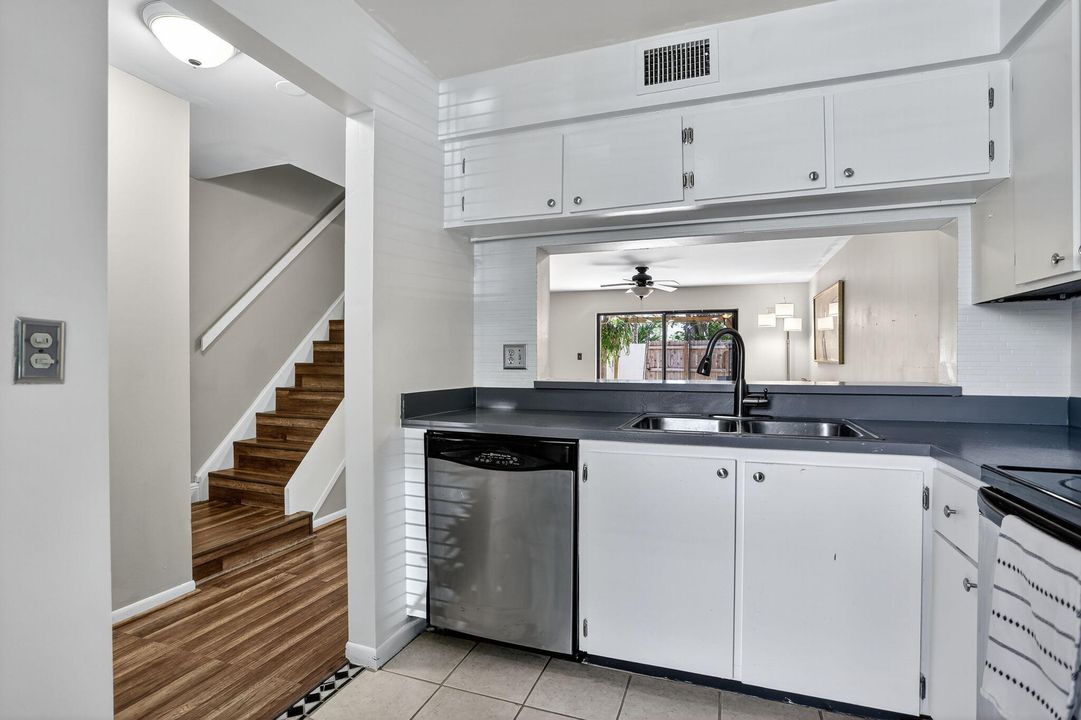 Active With Contract: $279,000 (2 beds, 1 baths, 978 Square Feet)