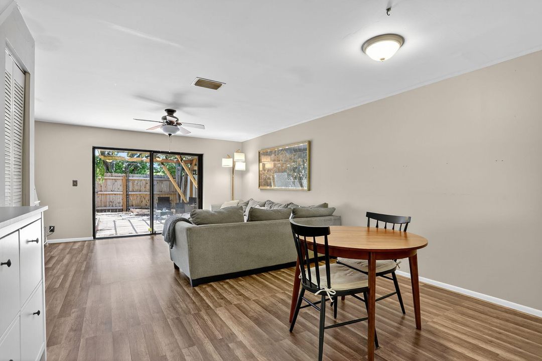 Active With Contract: $279,000 (2 beds, 1 baths, 978 Square Feet)