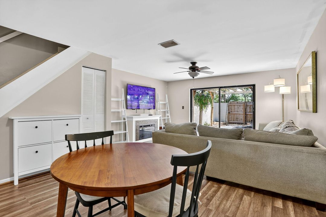 Active With Contract: $279,000 (2 beds, 1 baths, 978 Square Feet)