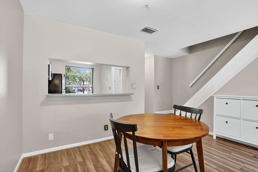Active With Contract: $279,000 (2 beds, 1 baths, 978 Square Feet)