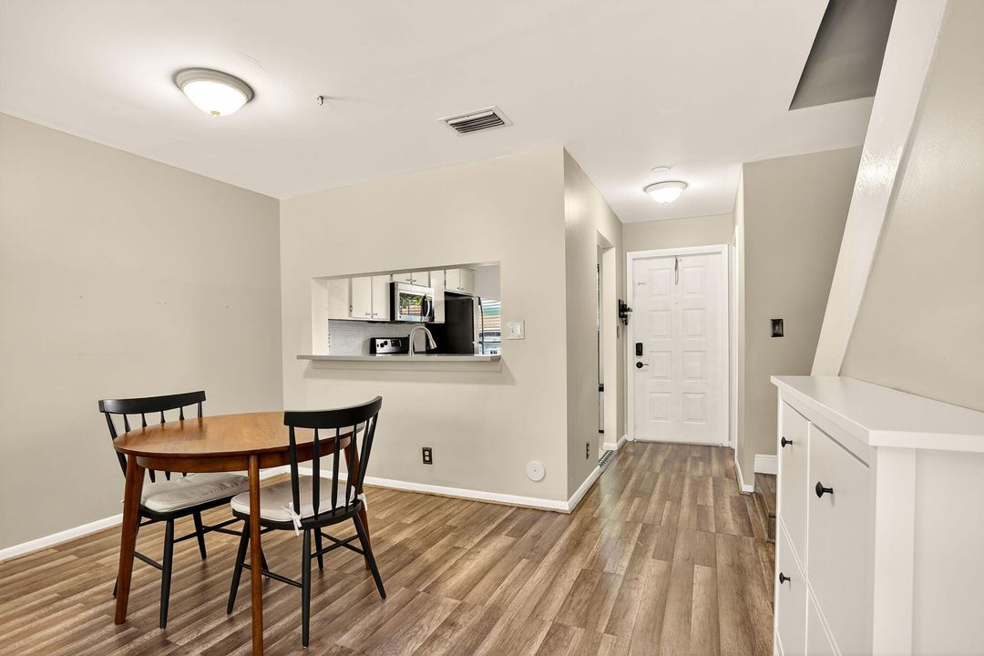 Active With Contract: $279,000 (2 beds, 1 baths, 978 Square Feet)