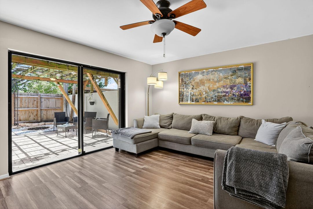 Active With Contract: $279,000 (2 beds, 1 baths, 978 Square Feet)