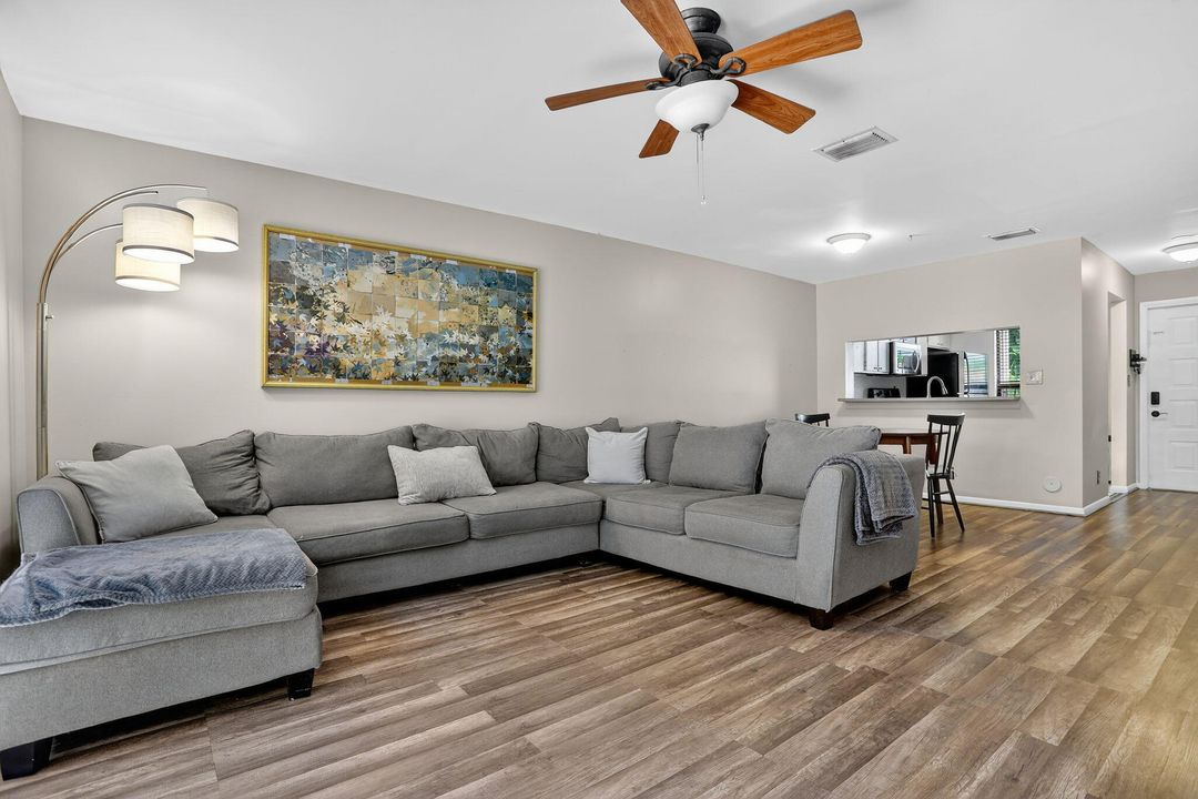 Active With Contract: $279,000 (2 beds, 1 baths, 978 Square Feet)