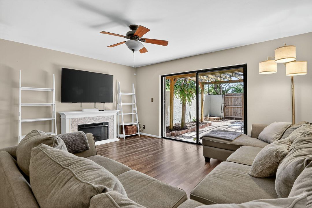 Active With Contract: $279,000 (2 beds, 1 baths, 978 Square Feet)