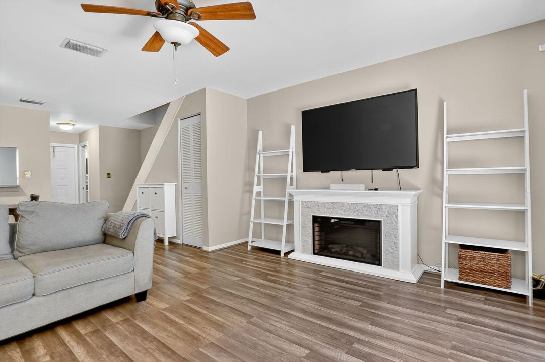 Active With Contract: $279,000 (2 beds, 1 baths, 978 Square Feet)