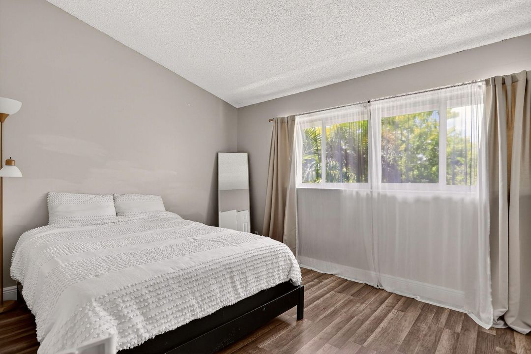 Active With Contract: $279,000 (2 beds, 1 baths, 978 Square Feet)