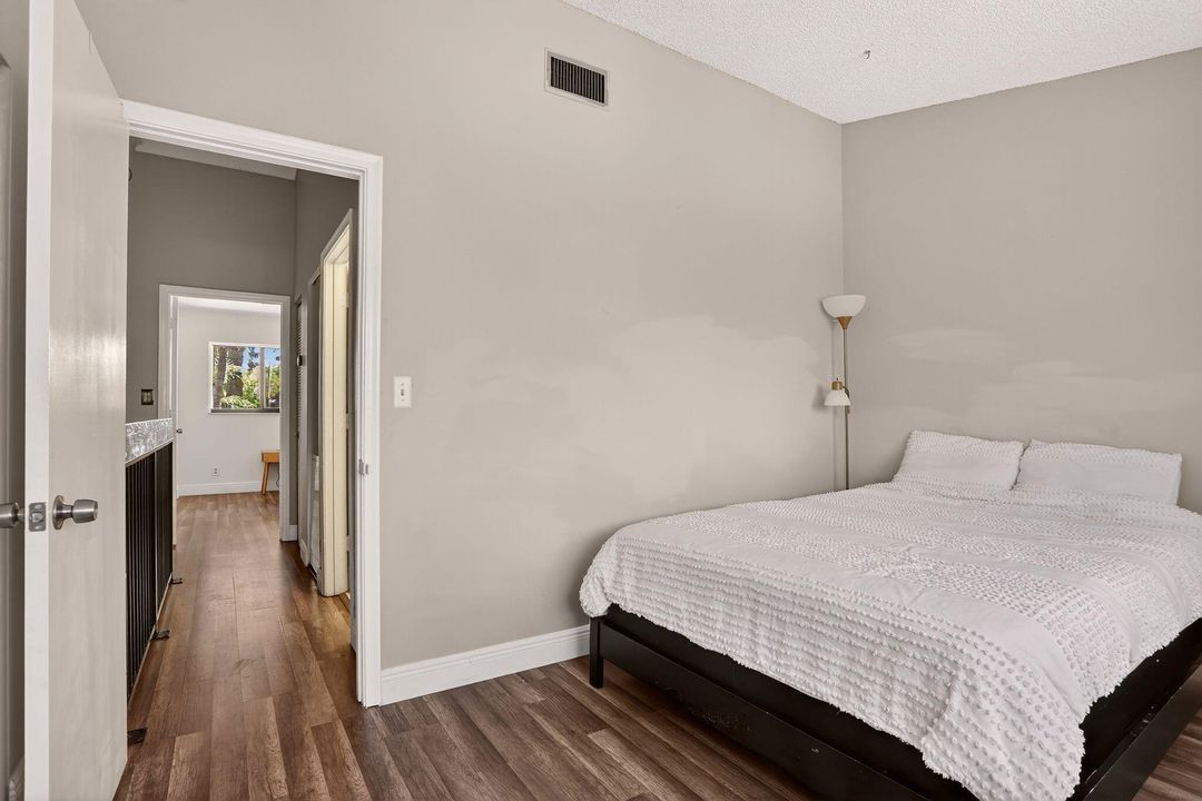 Active With Contract: $279,000 (2 beds, 1 baths, 978 Square Feet)