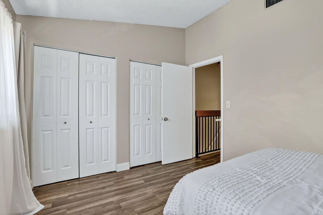 Active With Contract: $279,000 (2 beds, 1 baths, 978 Square Feet)