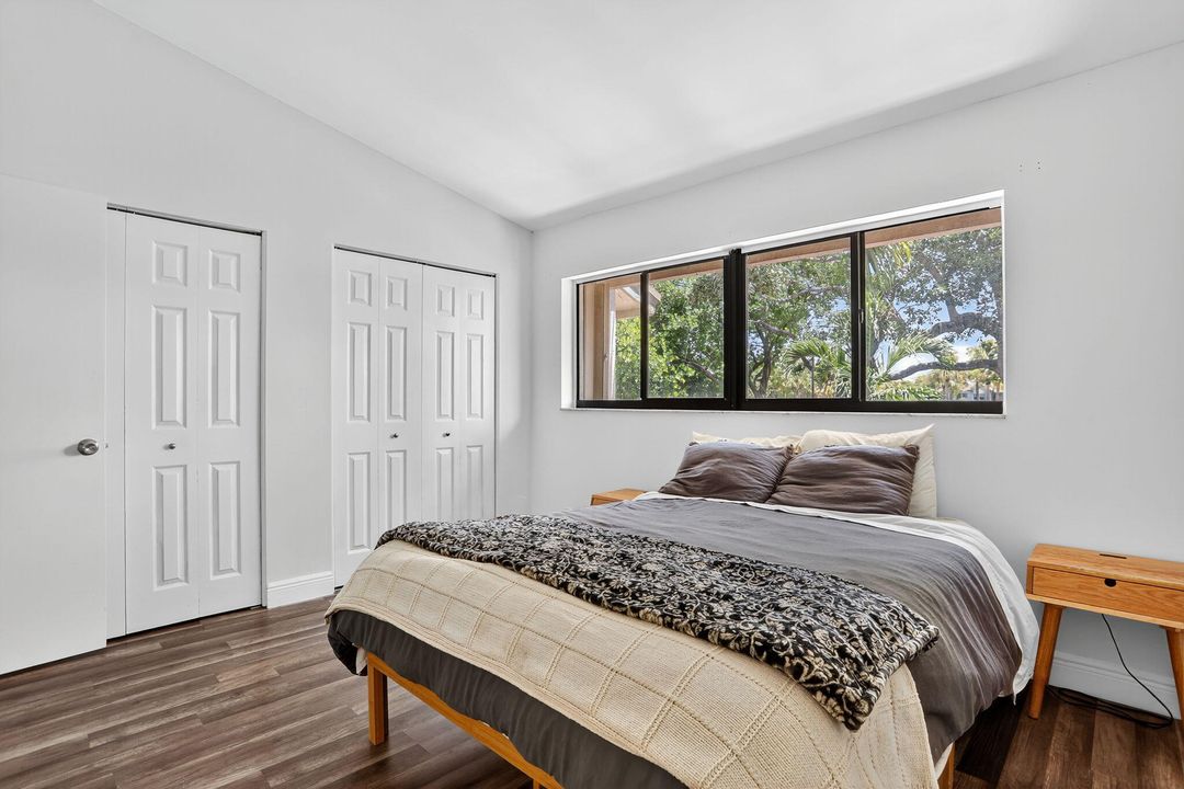 Active With Contract: $279,000 (2 beds, 1 baths, 978 Square Feet)