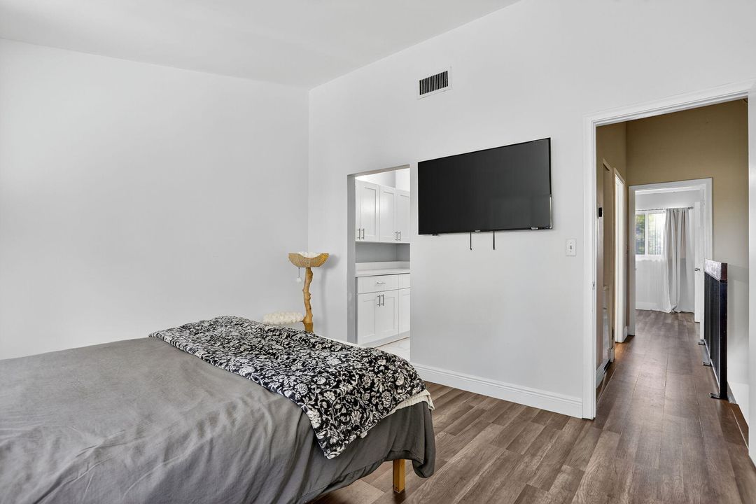 Active With Contract: $279,000 (2 beds, 1 baths, 978 Square Feet)