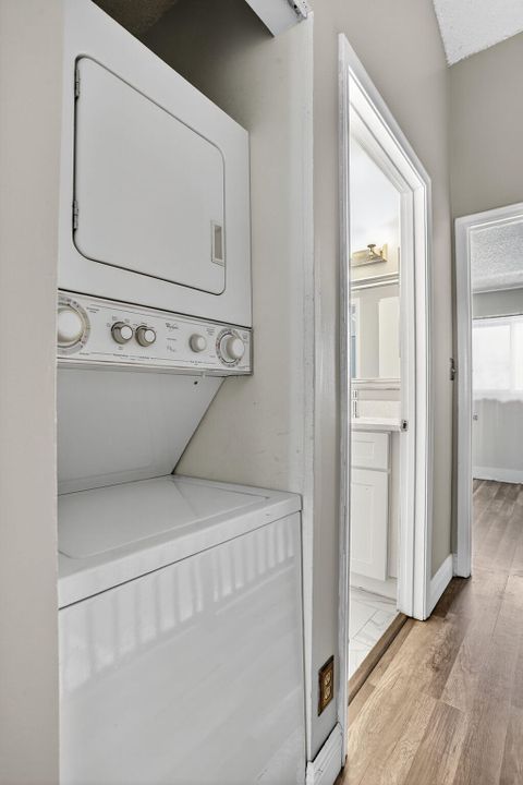 Active With Contract: $279,000 (2 beds, 1 baths, 978 Square Feet)