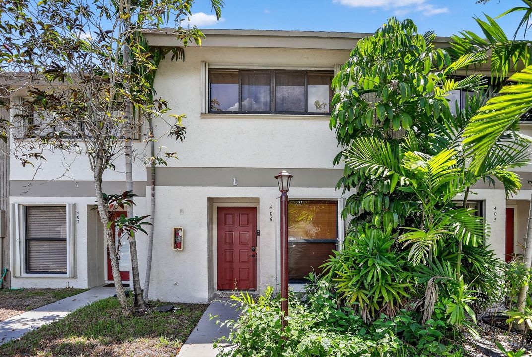 Active With Contract: $279,000 (2 beds, 1 baths, 978 Square Feet)