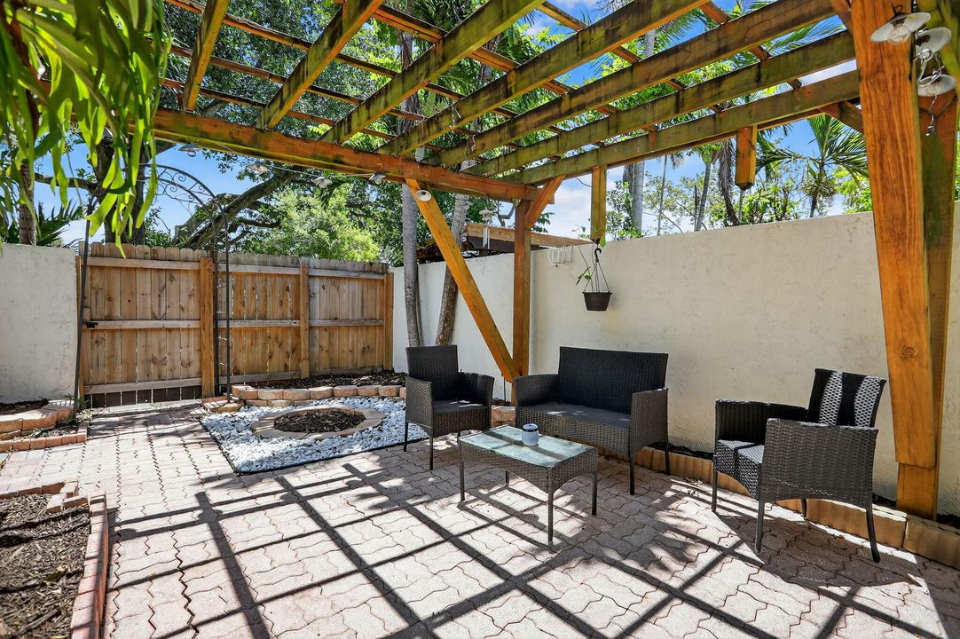 Active With Contract: $279,000 (2 beds, 1 baths, 978 Square Feet)