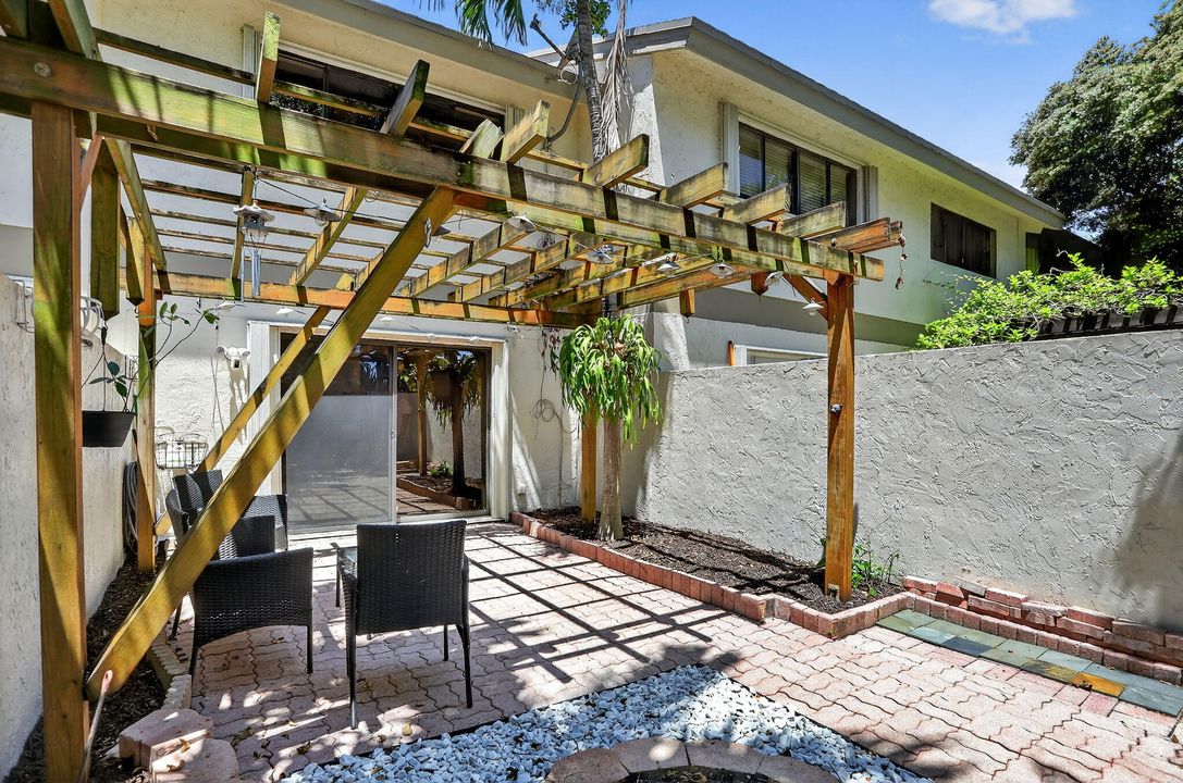 Active With Contract: $279,000 (2 beds, 1 baths, 978 Square Feet)