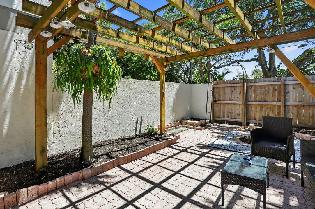 Active With Contract: $279,000 (2 beds, 1 baths, 978 Square Feet)