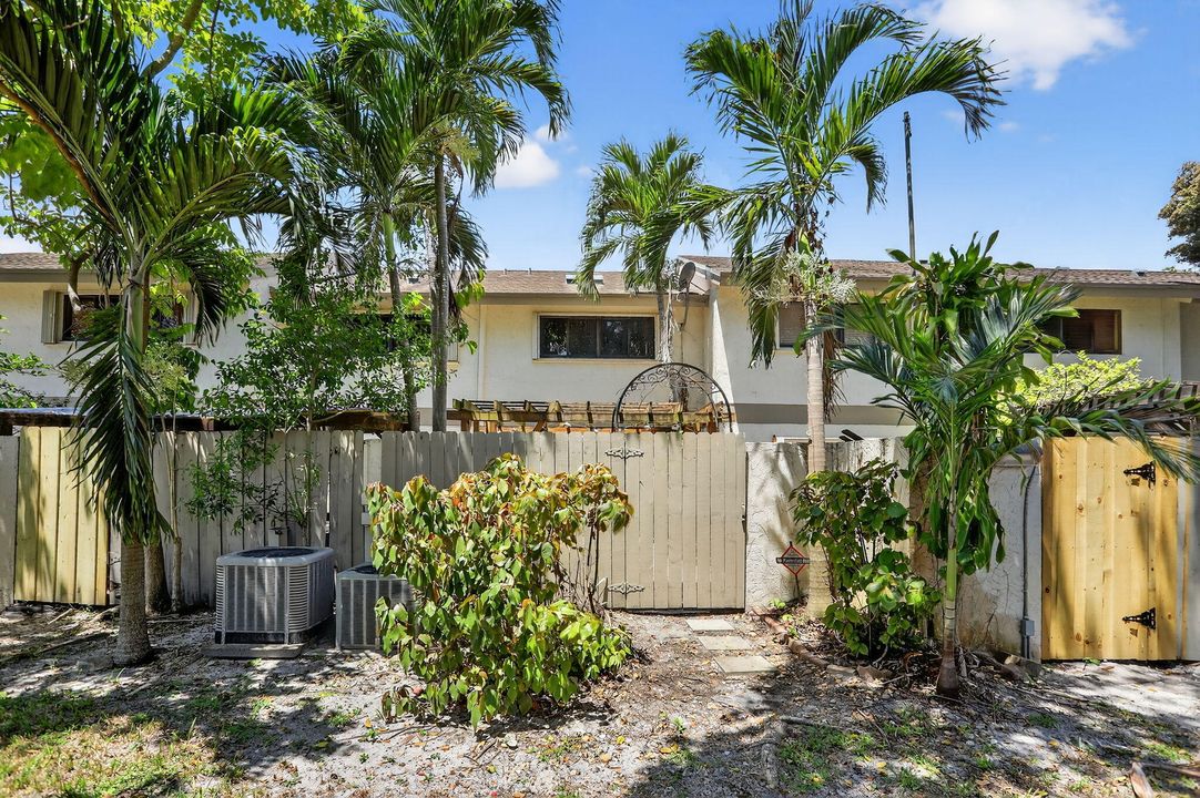 Active With Contract: $279,000 (2 beds, 1 baths, 978 Square Feet)