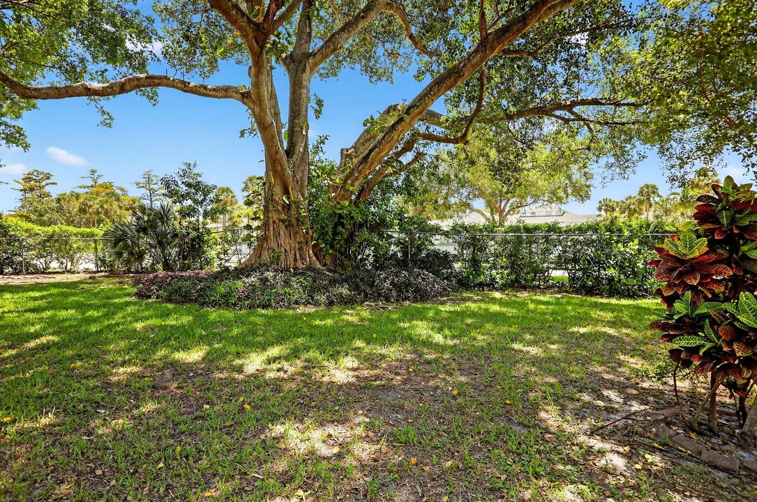 Active With Contract: $279,000 (2 beds, 1 baths, 978 Square Feet)