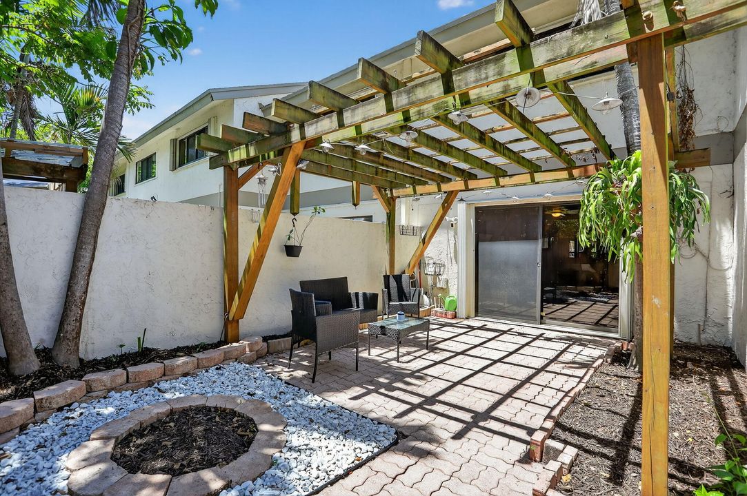 Active With Contract: $279,000 (2 beds, 1 baths, 978 Square Feet)