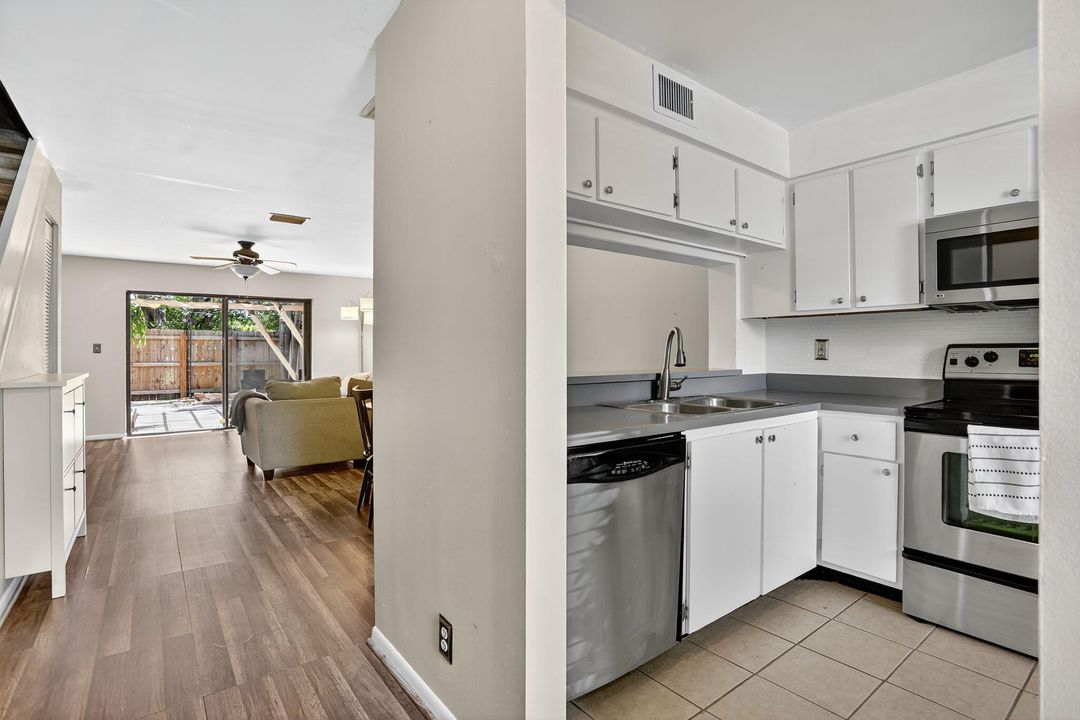 Active With Contract: $279,000 (2 beds, 1 baths, 978 Square Feet)