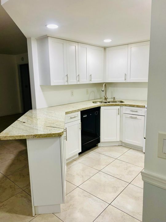 Недавно арендовано: $2,300 (2 спален, 2 ванн, 1025 Квадратных фут)