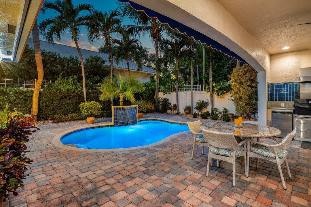 合同活跃: $1,815,000 (3 贝兹, 3 浴室, 2184 平方英尺)